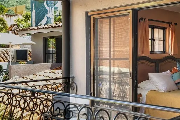 El Jardin: 1 King Bed, Private Balcony