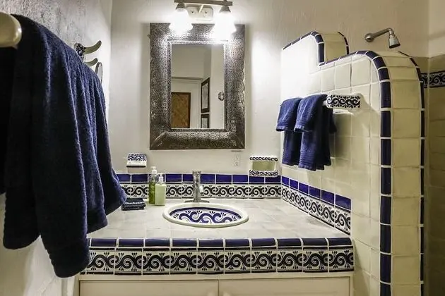 El Jardin: 1 King Bed, Private Balcony