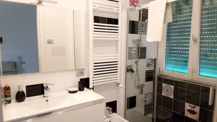 Dört Kişilik Oda (Adamo e Eva)