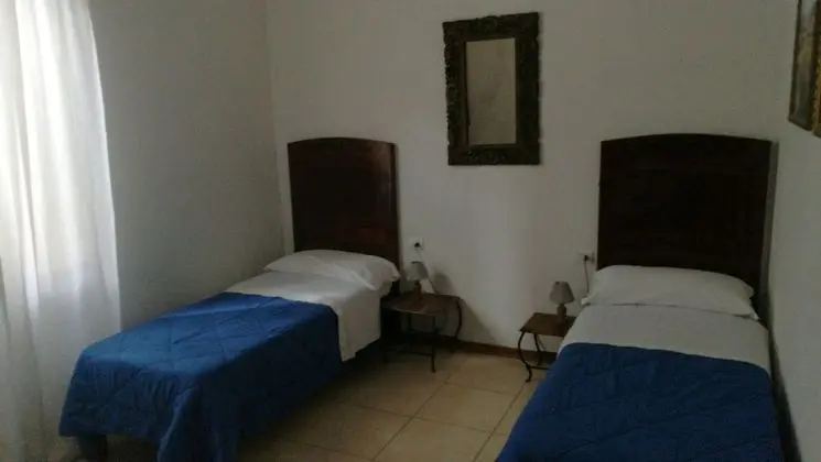 Tek Büyük veya İki Ayrı Yataklı Oda, Ortak Banyo