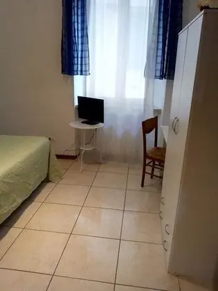 Tek Büyük veya İki Ayrı Yataklı Oda, Ortak Banyo