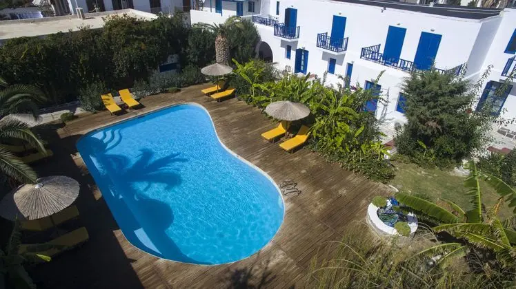1 Çift Kişilik Veya 2 Tek Kişilik Yatak Pool View