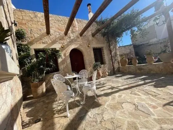 Dört Kişilik Oda, Avlu Manzaralı