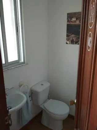 Üç Kişilik Oda, Ortak Banyo (1)