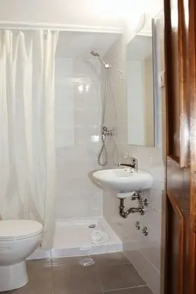 Basic Üç Kişilik Oda, Avlu Manzaralı