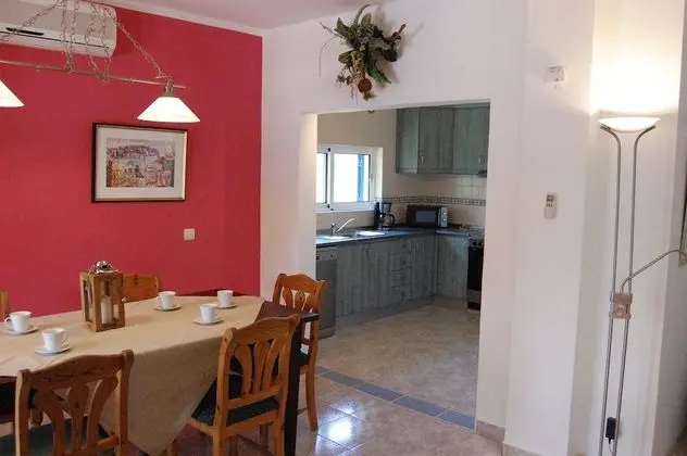 Ev, 3 Yatak Odası, Engellilere Uygun, Sigara İçilebilir