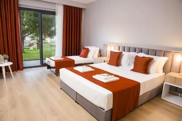 Triple, Havuz ve Bahçe Manzaralı, Teraslı
