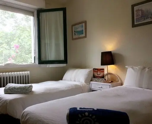 İki Ayrı Yataklı Oda, Ortak Banyo