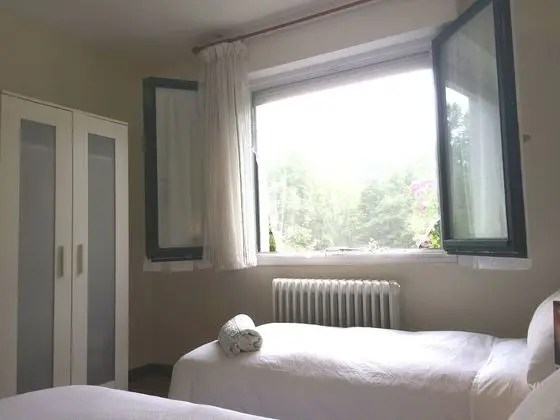 İki Ayrı Yataklı Oda, Ortak Banyo