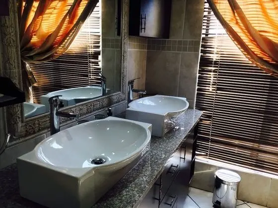 Royal En-suite 8