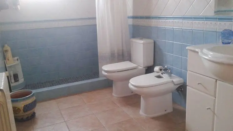 İki Ayrı Yataklı Oda, Ortak Banyo