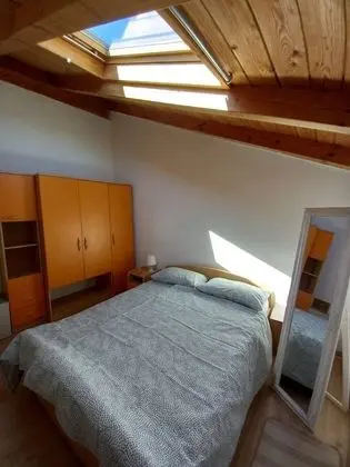Ev (Three Bedroom Holiday Home with Garde)