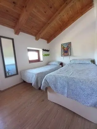 Ev (Three Bedroom Holiday Home with Garde)