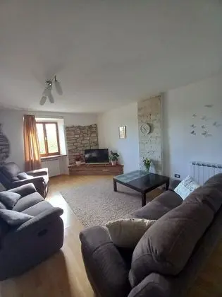 Ev (Three Bedroom Holiday Home with Garde)
