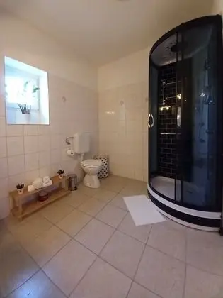 Ev (Three Bedroom Holiday Home with Garde)