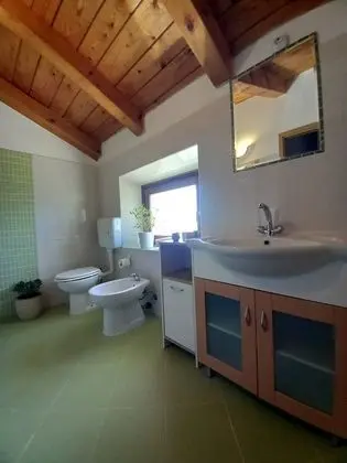 Ev (Three Bedroom Holiday Home with Garde)