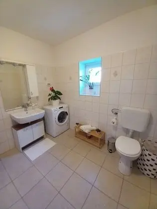 Ev (Three Bedroom Holiday Home with Garde)
