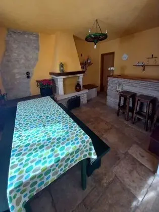 Ev (Three Bedroom Holiday Home with Garde)