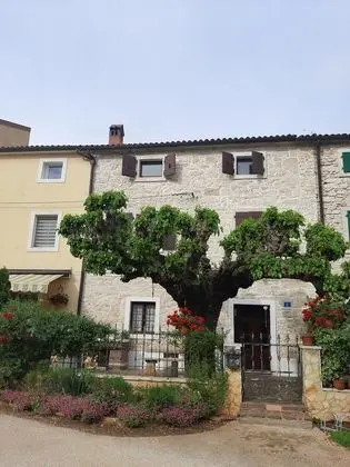 Ev (Three Bedroom Holiday Home with Garde)