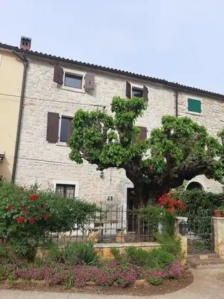 Ev (Three Bedroom Holiday Home with Garde)