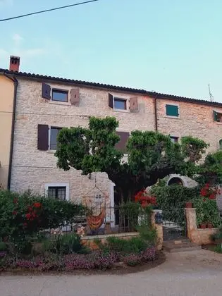Ev (Three Bedroom Holiday Home with Garde)