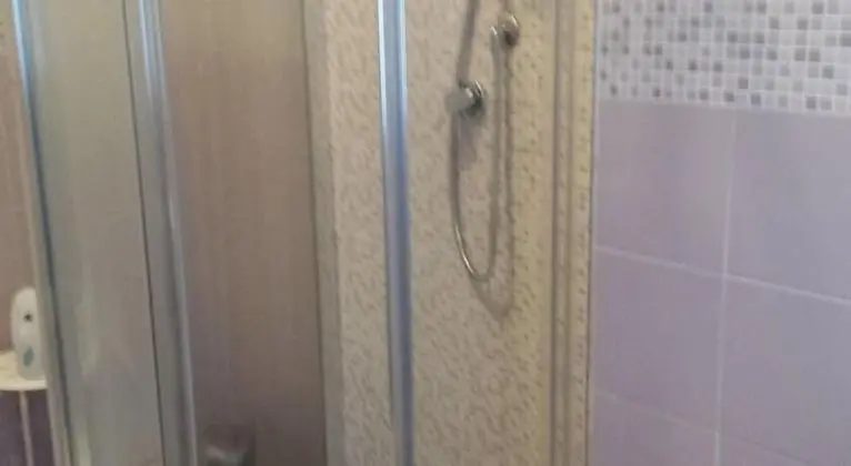 Üç Kişilik Oda, Ortak Banyo