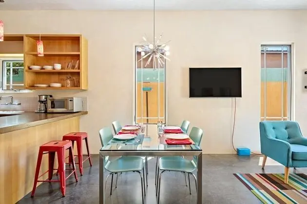 Ev (Casa Godzilla - Atomic Style in the H)