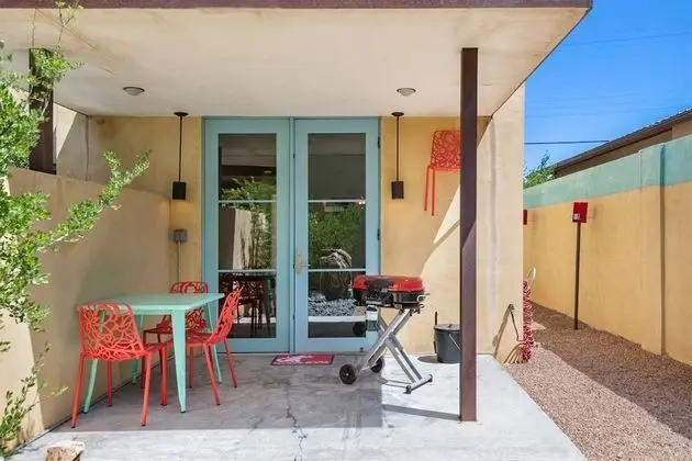 Ev (Casa Godzilla - Atomic Style in the H)