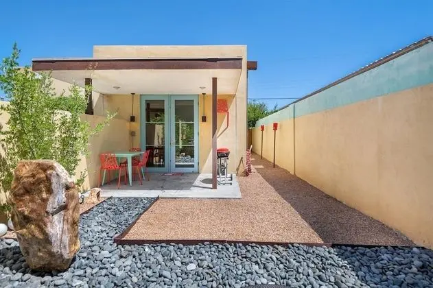 Ev (Casa Godzilla - Atomic Style in the H)