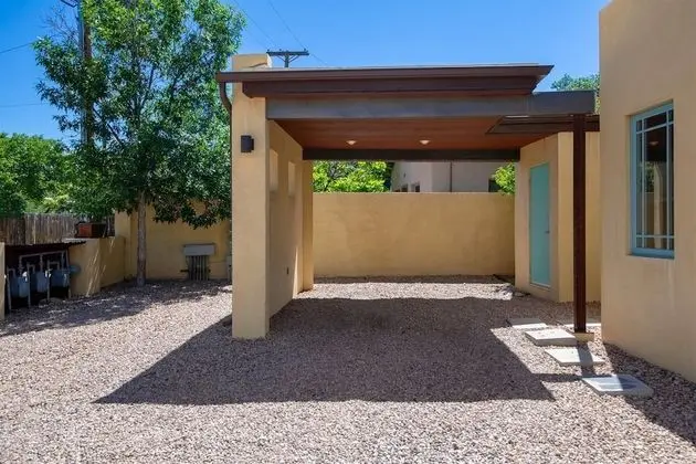 Ev (Casa Godzilla - Atomic Style in the H)