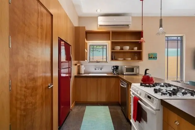 Ev (Casa Godzilla - Atomic Style in the H)