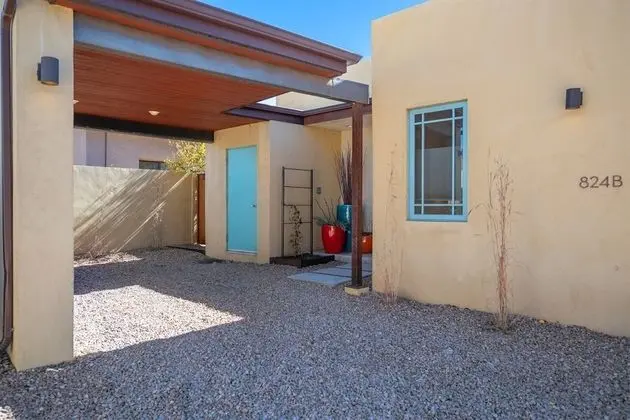 Ev (Casa Godzilla - Atomic Style in the H)