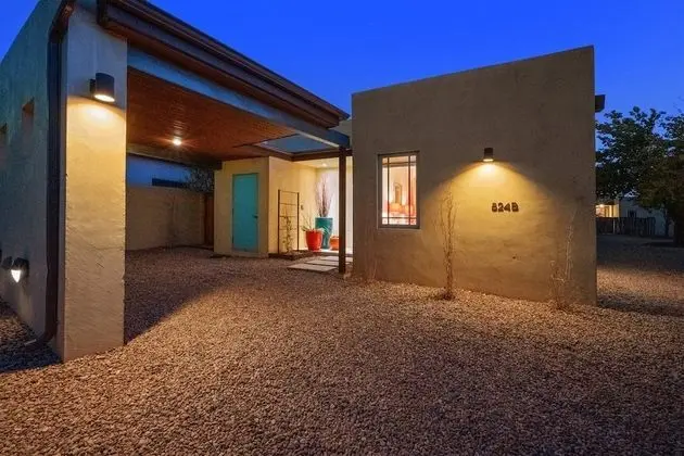 Ev (Casa Godzilla - Atomic Style in the H)