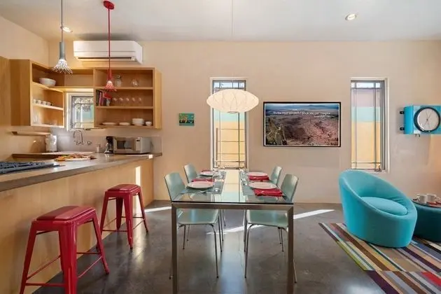 Ev (Casa Godzilla - Atomic Style in the H)