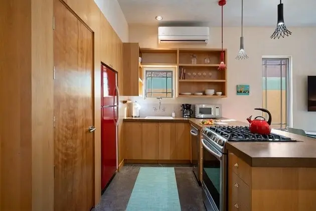 Ev (Casa Godzilla - Atomic Style in the H)