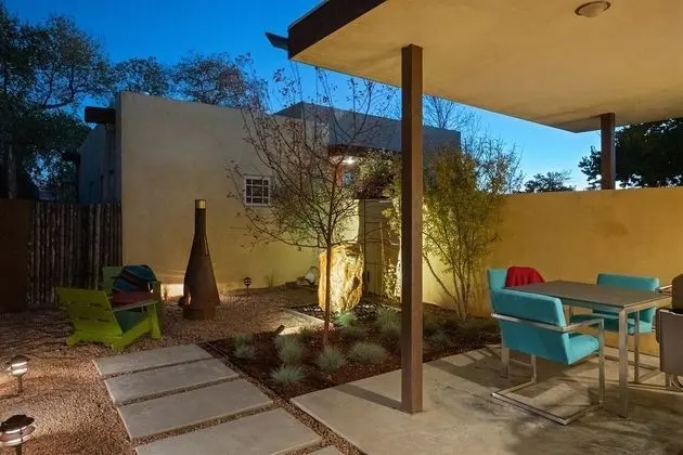 Ev (Casa Godzilla - Atomic Style in the H)