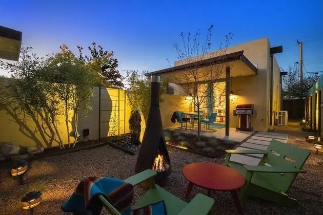 Ev (Casa Godzilla - Atomic Style in the H)