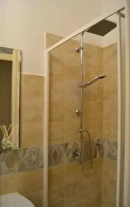 İki Ayrı Yataklı Oda, Ortak Banyo (Fichi d'India)