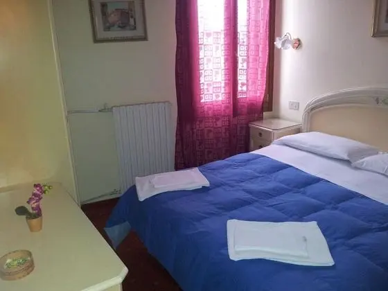 Standard Tek Büyük veya İki Ayrı Yataklı Oda, Ortak Banyo