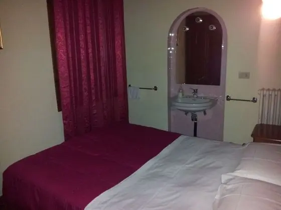 Standard Tek Büyük veya İki Ayrı Yataklı Oda, Ortak Banyo