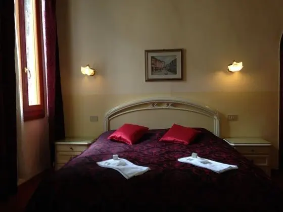 Standard Tek Büyük veya İki Ayrı Yataklı Oda, Ortak Banyo