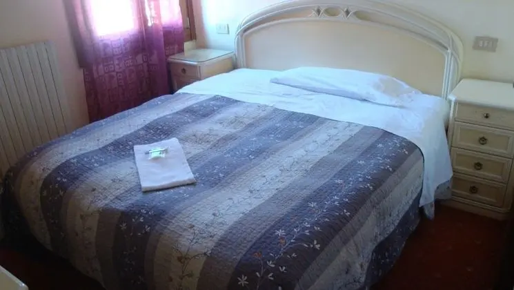 Standard Tek Büyük veya İki Ayrı Yataklı Oda, Ortak Banyo