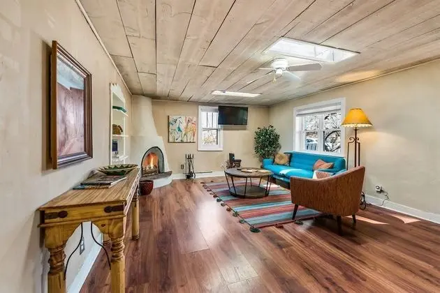 Ev (Casa Lola - Gorgeous Light-Filled Hom)