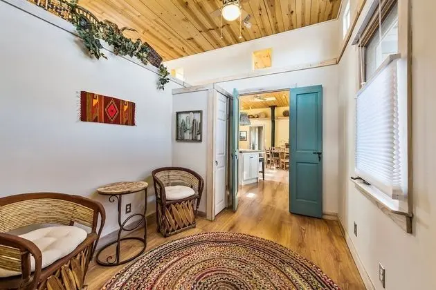 Ev (Casa Lola - Gorgeous Light-Filled Hom)