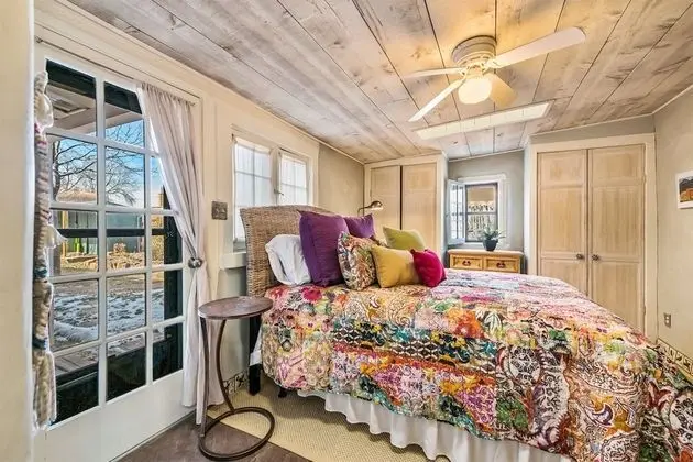 Ev (Casa Lola - Gorgeous Light-Filled Hom)