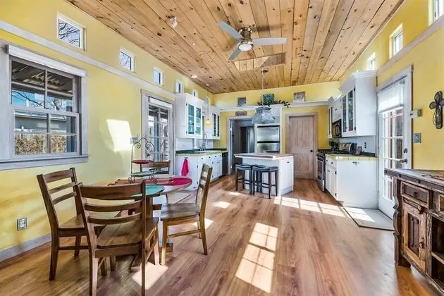 Ev (Casa Lola - Gorgeous Light-Filled Hom)