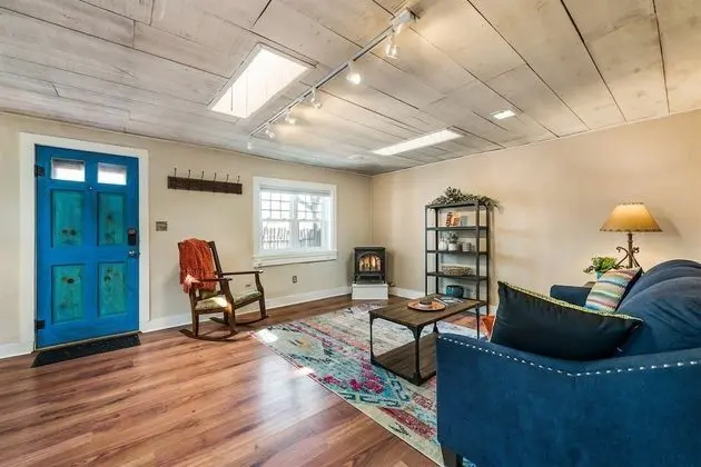 Ev (Casa Lola - Gorgeous Light-Filled Hom)