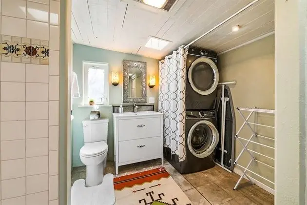 Ev (Casa Lola - Gorgeous Light-Filled Hom)