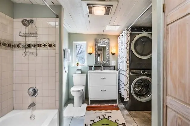 Ev (Casa Lola - Gorgeous Light-Filled Hom)