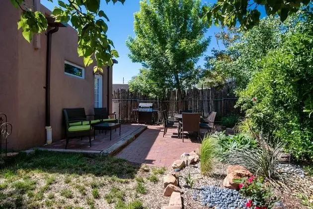 Ev (Casa Lola - Gorgeous Light-Filled Hom)